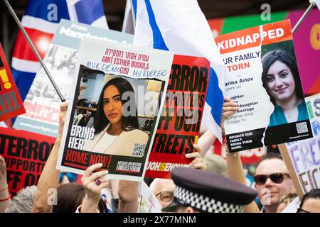 I manifestanti pro-israeliani si sono riuniti al Piccadilly Circus per commemorare il giorno dell'indipendenza ed esprimere sostegno a Israele. Hanno chiesto il ritorno degli ostaggi in attesa dell'arrivo dei manifestanti filo-palestinesi. Crediti: Sinai Noor/Alamy Live News Foto Stock