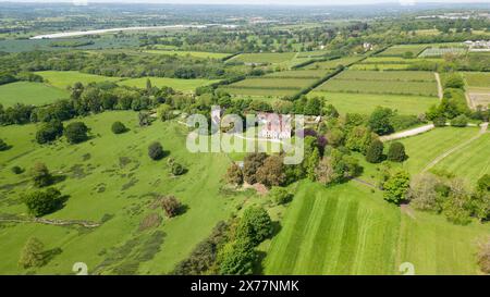 Vista aerea del Weald of Kent vicino al villaggio di Boughton Monchelsea, Maidstone, Kent, Regno Unito. Boughton Monchelsea Place e la Chiesa di San Pietro (centro) Foto Stock