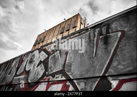 Graffiti sul muro di fronte all'ex quartier generale della polizia di Blackpool Foto Stock