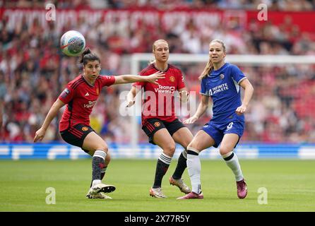 Melanie Leupolz (destra) del Chelsea in azione contro Lucia Garcia (sinistra) del Manchester United e Lisa Naalsund (centro) durante il Barclays Women's Super League match all'Old Trafford, Manchester. Data foto: Sabato 18 maggio 2024. Foto Stock