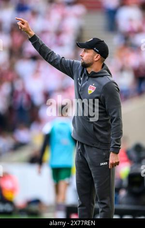 Stoccarda, Germania. 18 maggio 2024. Calcio: Bundesliga, VfB Stuttgart - Bor. Mönchengladbach, Matchday 34, MHPArena. Il coach di Stoccarda Sebastian Hoeneß gesticola. Credito: Tom Weller/dpa - NOTA IMPORTANTE: in conformità con i regolamenti della DFL German Football League e della DFB German Football Association, è vietato utilizzare o far utilizzare fotografie scattate nello stadio e/o della partita sotto forma di immagini sequenziali e/o serie di foto video./dpa/Alamy Live News Foto Stock