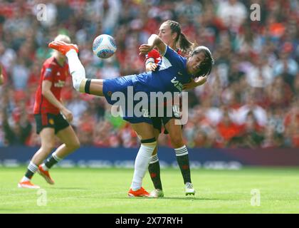 Manchester, Regno Unito. 18 maggio 2024. Katie Zelem del Manchester United sfida Mayra Ramirez del Chelsea durante la partita di fa Women's Super League all'Old Trafford, Manchester. Il credito per immagini dovrebbe essere: Annabel Ellis/Sportimage Credit: Sportimage Ltd/Alamy Live News Foto Stock