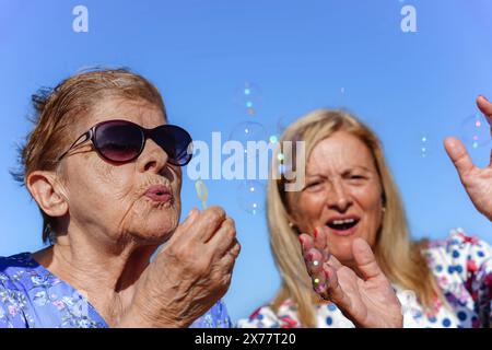madre e figlia trascorrono del tempo insieme in vacanza estiva. Famiglia unita Foto Stock