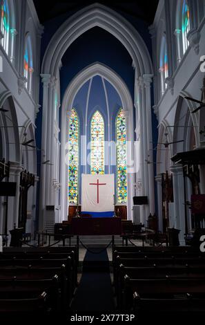 Le vetrate colorate e il Lord's Table della parete est della Cattedrale di St Andrews, Singapore, Asia Foto Stock