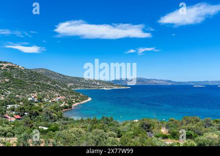 Vista panoramica dello splendido paesaggio della regione dell'Attica, vicino all'isola di Eubea, con vista sul Golfo dell'Eubea meridionale, nella Grecia centrale, in Europa Foto Stock