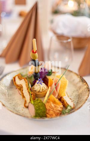 Stuzzichini da buongustai preparati con gusto su piatti in ceramica per un evento di catering Foto Stock