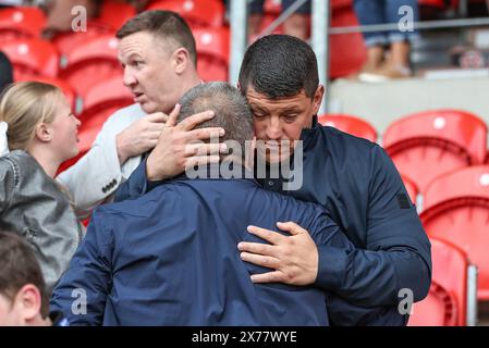 Shaun Wane England Rugby League manager abbraccia Matt Peet capo allenatore dei Wigan Warriors dopo che i Warriors hanno vinto la partita durante la semifinale di Betfred Challenge Cup Hull KR contro Wigan Warriors all'Eco-Power Stadium, Doncaster, Regno Unito, 18 maggio 2024 (foto di Mark Cosgrove/News Images) Foto Stock