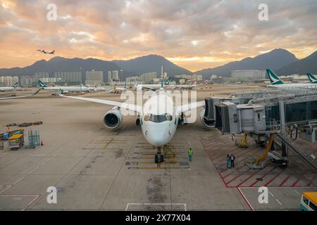 HONG KONG, CINA - 8 DICEMBRE 2023: Cathay Pacific Airbus A350-900 sull'asfalto all'aeroporto internazionale di Hong Kong. Foto Stock