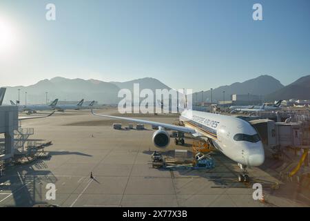 HONG KONG, CINA - 8 DICEMBRE 2023: Airbus A350-900 di Singapore Airlines sull'asfalto all'aeroporto internazionale di Hong Kong. Foto Stock