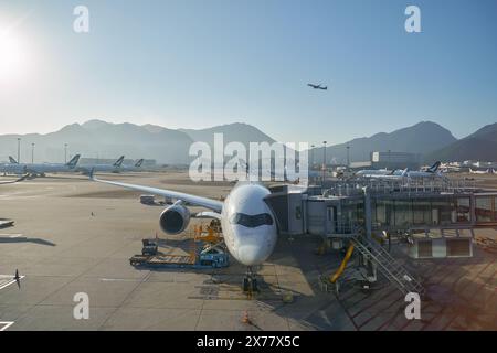 HONG KONG, CINA - 8 DICEMBRE 2023: Airbus A350-900 di Singapore Airlines sull'asfalto all'aeroporto internazionale di Hong Kong. Foto Stock