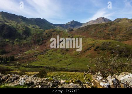 Vista sulle montagne del Parco Nazionale degli Erri, con una valle piena di confini medievali dell'agricoltura in primo piano Foto Stock