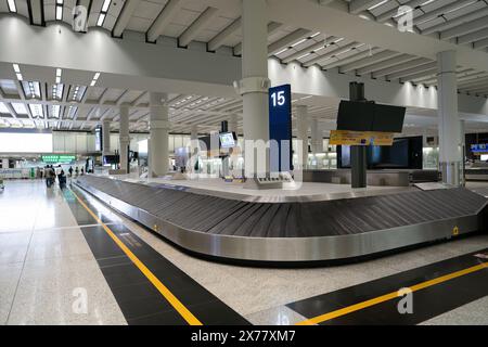 HONG KONG, CINA - 4 DICEMBRE 2023: Area ritiro bagagli presso l'Aeroporto Internazionale di Hong Kong Foto Stock