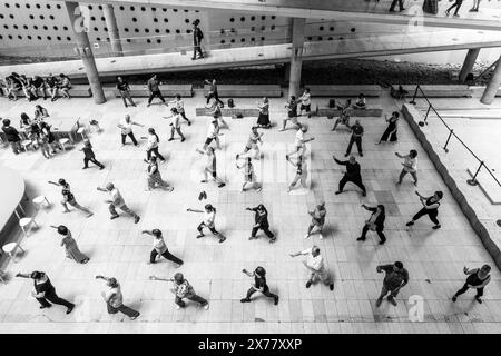 Gente del posto in Una lezione di Yoga all'interno del Centro Cultural la Moneda, Santiago, Cile. Foto Stock