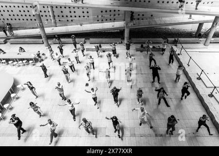 Gente del posto in Una lezione di Yoga all'interno del Centro Cultural la Moneda, Santiago, Cile. Foto Stock