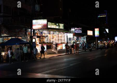 PHUKET, THAILANDIA - 25 APRILE 2023: Paesaggio urbano di Patong di notte. Foto Stock