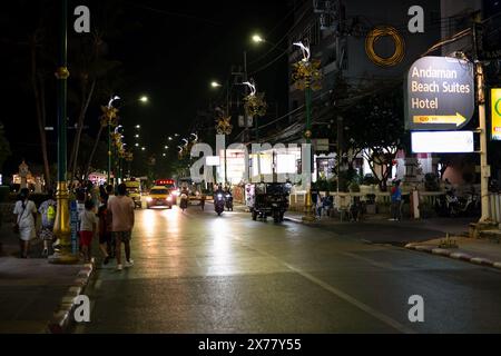 PHUKET, THAILANDIA - 25 APRILE 2023: Vista a livello della strada di Patong, Phuket di notte. Foto Stock