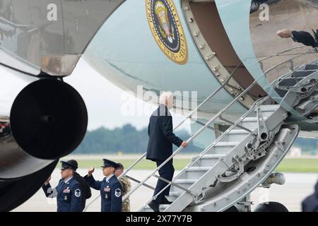 Stati Uniti. 18 maggio 2024. Il presidente degli Stati Uniti Joe Biden si imbarca sull'Air Force One alla Joint base Andrews, MD, diretto ad Atlanta, Georgia per partecipare agli eventi della campagna, il 18 maggio 2024. Credito: Chris Kleponis/Pool via CNP credito: Abaca Press/Alamy Live News Foto Stock