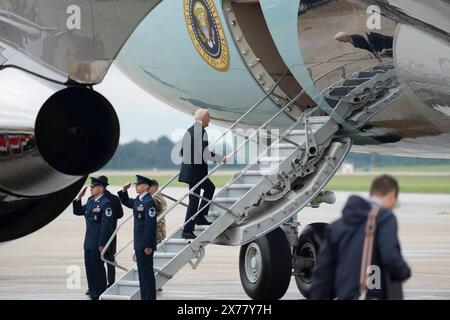 Stati Uniti. 18 maggio 2024. Il presidente degli Stati Uniti Joe Biden si imbarca sull'Air Force One alla Joint base Andrews, MD, diretto ad Atlanta, Georgia per partecipare agli eventi della campagna, il 18 maggio 2024. Credito: Chris Kleponis/Pool via CNP credito: Abaca Press/Alamy Live News Foto Stock