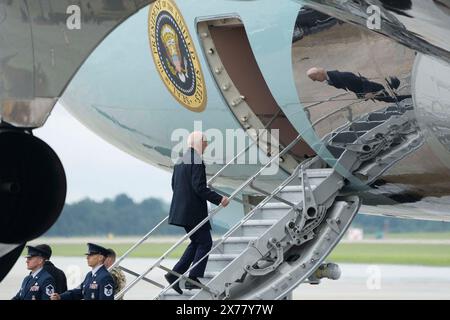 Stati Uniti. 18 maggio 2024. Il presidente degli Stati Uniti Joe Biden si imbarca sull'Air Force One alla Joint base Andrews, MD, diretto ad Atlanta, Georgia per partecipare agli eventi della campagna, il 18 maggio 2024. Credito: Chris Kleponis/Pool via CNP credito: Abaca Press/Alamy Live News Foto Stock