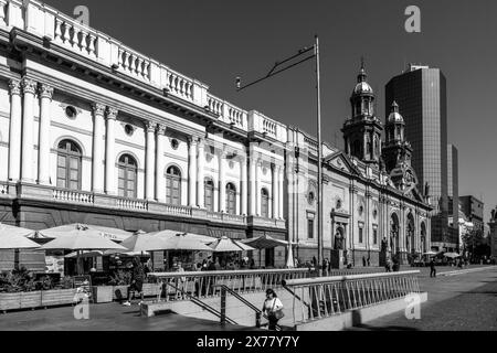 Uscita della metropolitana Plaza de Armas ed edifici storici in Plaza de Armas, Santiago, Cile. Foto Stock