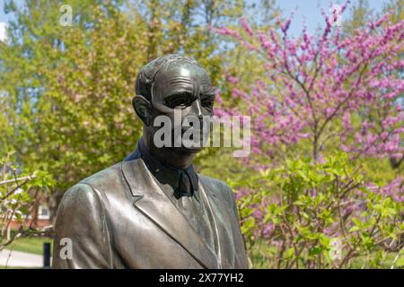 Gettysburg, PA - 23 aprile 2024: "Eisenhower at Gettysburg" di Norman Annis si trova di fronte all'ex ufficio di Eisenhower (dove scrisse le sue memorie) Foto Stock