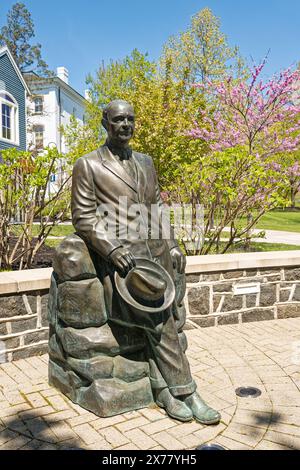 Gettysburg, PA - 23 aprile 2024: "Eisenhower at Gettysburg" di Norman Annis si trova di fronte all'ex ufficio di Eisenhower (dove scrisse le sue memorie) Foto Stock