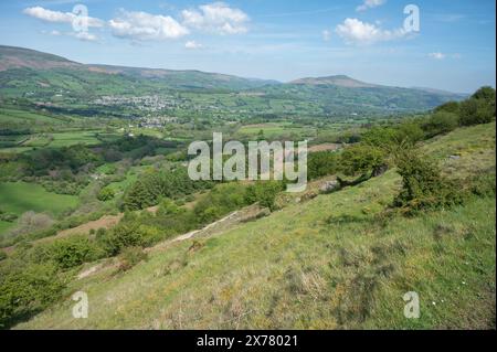 Vista della valle di Usk e del Pan di zucchero dalla riserva naturale nazionale di Craig y Cilau Foto Stock