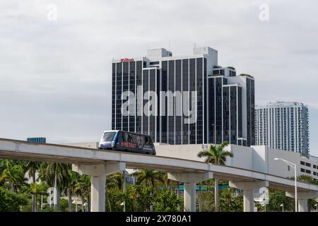 Miami, Florida 4 aprile 2024: Skyline di Miami con il movimento gratuito di persone a motore elettrico Metromover che gira intorno al centro di Miami e Brickell. Foto Stock