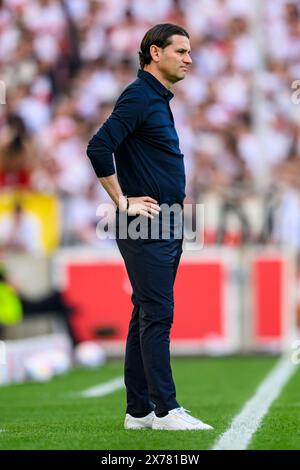 Stoccarda, Germania. 18 maggio 2024. Calcio: Bundesliga, VfB Stuttgart - Bor. Mönchengladbach, Matchday 34, MHPArena. L'allenatore di Gladbach Gerardo Seoane reagisce durante la partita. Credito: Tom Weller/dpa - NOTA IMPORTANTE: in conformità con i regolamenti della DFL German Football League e della DFB German Football Association, è vietato utilizzare o far utilizzare fotografie scattate nello stadio e/o della partita sotto forma di immagini sequenziali e/o serie di foto video./dpa/Alamy Live News Foto Stock