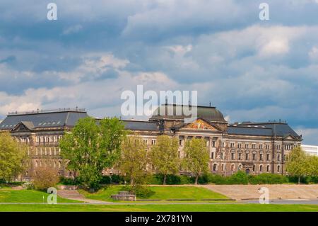 Dresda, Germania - 18 aprile 2022: Drezden, Germania - frammento di architettura e edificio storico nel centro storico Foto Stock