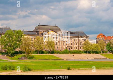 Dresda, Germania - 18 aprile 2022: Drezden, Germania - frammento di architettura e edificio storico nel centro storico Foto Stock