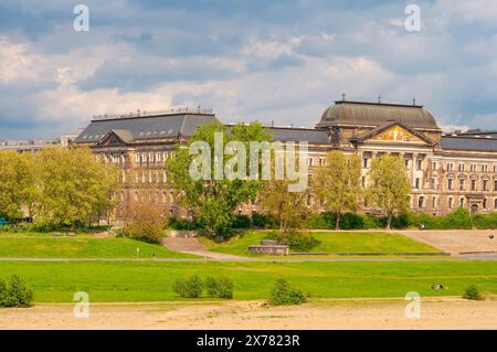 Dresda, Germania - 18 aprile 2022: Drezden, Germania - frammento di architettura e edificio storico nel centro storico Foto Stock