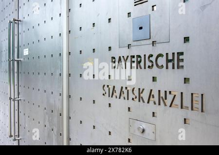 Eingang der Bayerischen Staatskanzlei in München Haupteingang der Bayerischen Staatskanzlei in München. Die Staatskanzlei ist die Regierungszentrale in Bayern und Dienstsitz des Bayerischen Ministerpräsidenten. *** Ingresso alla Cancelleria di Stato bavarese a Monaco ingresso principale alla Cancelleria di Stato bavarese a Monaco di Baviera la Cancelleria di Stato è la sede del governo in Baviera e la residenza ufficiale del Ministro Presidente bavarese Foto Stock