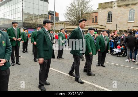 Belfast, Contea di Antrim, Irlanda del Nord 17 marzo 2024 - uomini dei figli amichevoli di Shillelagh New Jersey in parata di San Patrizio Belfast Foto Stock