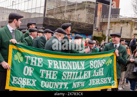 Belfast, Contea di Antrim, Irlanda del Nord 17 marzo 2024 - uomini dei figli amichevoli di Shillelagh New Jersey in parata di San Patrizio Belfast Foto Stock