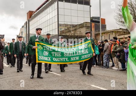 Belfast, Contea di Antrim, Irlanda del Nord 17 marzo 2024 - uomini dei figli amichevoli di Shillelagh New Jersey in parata di San Patrizio Belfast Foto Stock