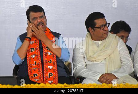 Mumbai, India. 17 maggio 2024. Il vice ministro capo della L-R Devendra Fadnavis parla sul suo cellulare mentre il capo del Maharashtra Navnirman Sena (MNS) guarda durante un raduno di partito di alleanza indirizzato dal primo ministro indiano Narendra modi a Mumbai. Il Partito Bharatiya Janata (BJP) e i suoi partiti di alleanza hanno organizzato una manifestazione incoraggiando i suoi sostenitori a votare per loro nelle elezioni di Loksabha, quando la città voterà il 20 maggio 2024. Credito: SOPA Images Limited/Alamy Live News Foto Stock