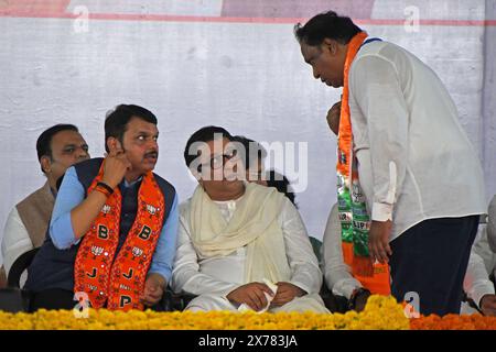 Mumbai, India. 17 maggio 2024. Il presidente del partito Bharatiya Janata (BJP Mumbai) Ashish Shelar (R) parla con il Maharashtra Navnirman Sena (MNS), capo Raj Thackeray (c) e vice primo ministro Devendra Fadnavis (L) durante un raduno di alleanza indirizzato dal primo ministro indiano Narendra modi a Mumbai. Il Partito Bharatiya Janata (BJP) e i suoi partiti di alleanza hanno organizzato una manifestazione incoraggiando i suoi sostenitori a votare per loro nelle elezioni di Loksabha, quando la città voterà il 20 maggio 2024. Credito: SOPA Images Limited/Alamy Live News Foto Stock