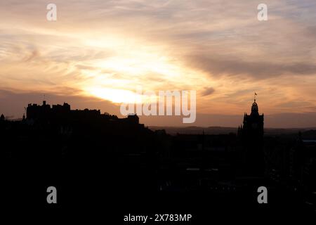 Edimburgo Scozia: 13 febbraio 2024: Punto panoramico di Carlton Hill al tramonto. Skyline di Edimburgo in bianco e nero Foto Stock