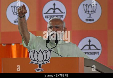 Mumbai, India. 17 maggio 2024. Il primo ministro indiano Narendra modi parla durante la manifestazione del partito di alleanza a Mumbai. Il Partito Bharatiya Janata (BJP) e i suoi partiti di alleanza hanno organizzato una manifestazione incoraggiando i suoi sostenitori a votare per loro nelle elezioni di Loksabha, quando la città voterà il 20 maggio 2024. Credito: SOPA Images Limited/Alamy Live News Foto Stock