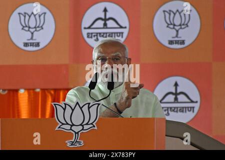 Mumbai, India. 17 maggio 2024. Il primo ministro indiano Narendra modi parla durante la manifestazione del partito di alleanza a Mumbai. Il Partito Bharatiya Janata (BJP) e i suoi partiti di alleanza hanno organizzato una manifestazione incoraggiando i suoi sostenitori a votare per loro nelle elezioni di Loksabha, quando la città voterà il 20 maggio 2024. Credito: SOPA Images Limited/Alamy Live News Foto Stock