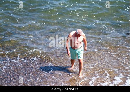 St Andrews, Fife, Scozia, Regno Unito. 18 maggio 2024. Meteo nel Regno Unito: St Andrews ha un clima primaverile straordinario, con la foschia che arriva dal mare del nord. Sia la gente del posto che i turisti trascorrono la giornata a Castle Beach, godendosi il caldo sole nebbioso, prendendo il sole e rinfrescandosi nella piscina all'aperto. Crediti: Dundee Photographics/Alamy Live News Foto Stock