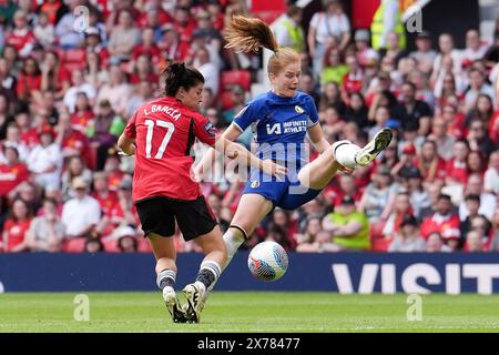 Sjoeke Nusken (a destra) del Chelsea e Lucia Garcia del Manchester United si battono per il pallone durante il Barclays Women's Super League match all'Old Trafford, Manchester. Data foto: Sabato 18 maggio 2024. Foto Stock