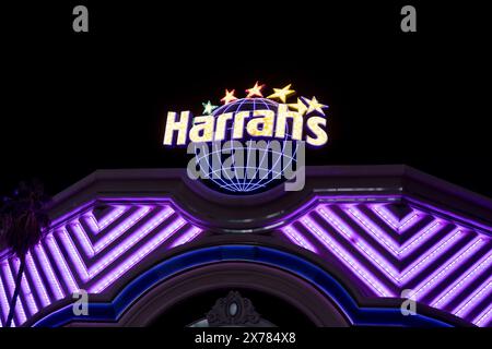 Las Vegas, Nevada, Stati Uniti - 30 maggio 2023: Logo Harrah's Las Vegas Hotel and Casino sull'edificio di notte a Las Vegas, Nevada, Stati Uniti. Foto Stock