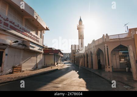 L'ingresso al Mutrah Souq, Mascate, Oman, in una tranquilla serata soleggiata Foto Stock