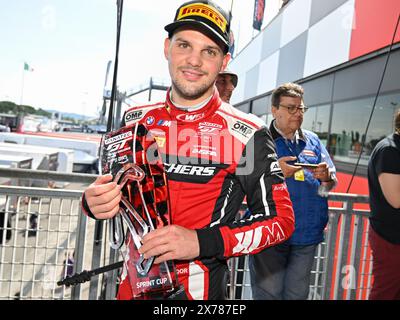 Misano, Italia. 18 maggio 2024. #32 Dries VanthoorOf il Team WRT, BMW M4 GT3, sul podio dopo gara 1, credito: Independent Photo Agency/Alamy Live News Foto Stock