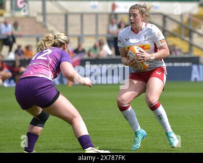 NORTHAMPTON, INGHILTERRA - domenica 18- maggio-2024: Ella Cromack of Harlequins sotto pressione di Carmela Morrall di Northampton durante l'Allianz Premiership Women's Rugby match tra Loughborough Lightning e Harlequins Womens ai Franklin's Gardens il 18 maggio-2024: A Northampton, Inghilterra . Crediti: PATRICK ANTHONISZ/Alamy Live News Foto Stock
