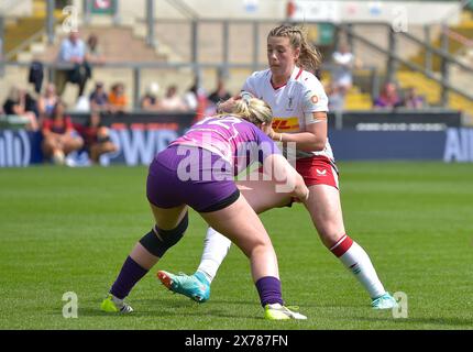 NORTHAMPTON, INGHILTERRA - domenica 18- maggio-2024: Ella Cromack of Harlequins sotto pressione di Carmela Morrall di Northampton durante l'Allianz Premiership Women's Rugby match tra Loughborough Lightning e Harlequins Womens ai Franklin's Gardens il 18 maggio-2024: A Northampton, Inghilterra . Crediti: PATRICK ANTHONISZ/Alamy Live News Foto Stock