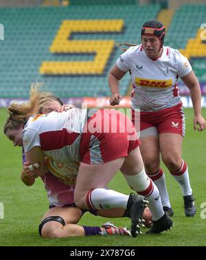 NORTHAMPTON, INGHILTERRA - domenica 18- maggio-2024: Jessie Spurrier of Harlequins abbattuta da Emma Wassell di Northampton durante l'Allianz Premiership Women's Rugby match tra Loughborough Lightning e Harlequins Womens ai Franklin's Gardens il 18 maggio-2024: A Northampton, Inghilterra . Crediti: PATRICK ANTHONISZ/Alamy Live News Foto Stock
