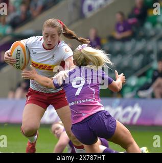 NORTHAMPTON, INGHILTERRA - domenica 18- maggio-2024: Lisa Neumann di Harlequins sotto pressione di Lucy Weaver di Northampton durante l'Allianz Premiership Women's Rugby match tra Loughborough Lightning e Harlequins Womens ai Franklin's Gardens il 18 maggio-2024: A Northampton, Inghilterra . Crediti: PATRICK ANTHONISZ/Alamy Live News Foto Stock